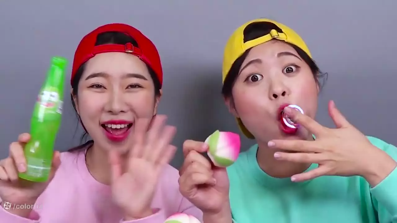 چالش غذاخوری دونا و دوستان: چالش خوراکی صورتی طولانی و جذاب