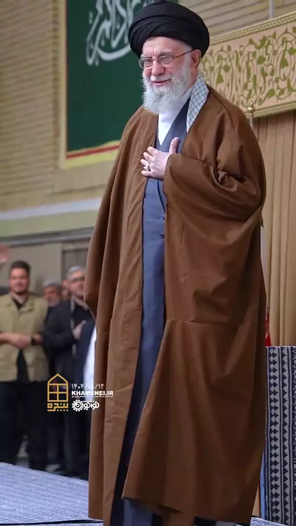 لحظه ورود رهبر انقلاب در حسینه امام