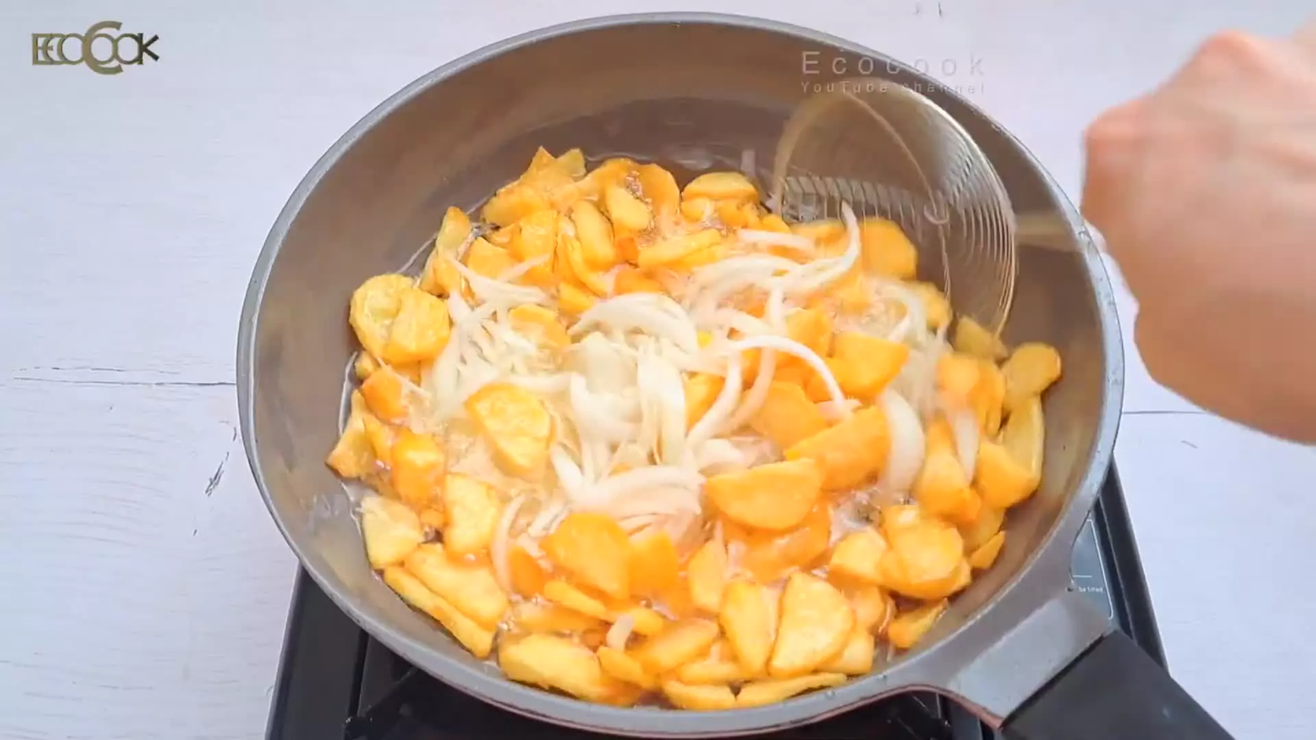 غذای فوری و خوشمزه با سیب زمینی و پیاز