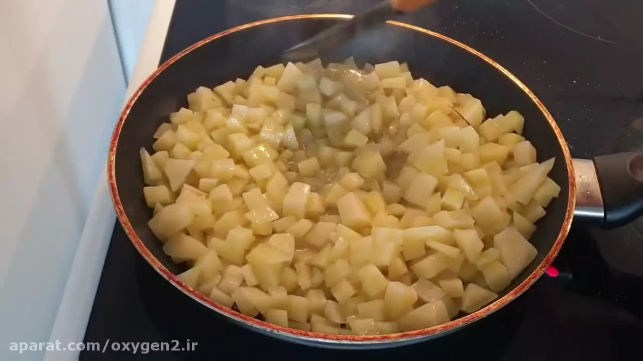 سیب زمینی سرخ کرده با فلفل دلمه یک غذای فوری در ۵ دقیقه