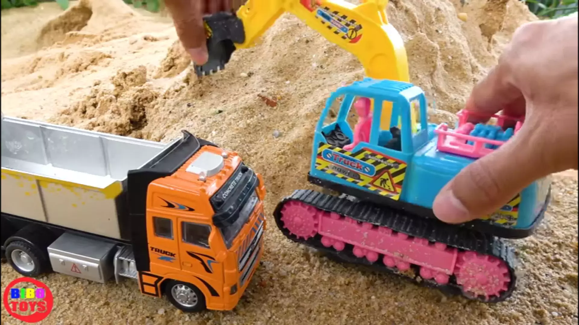داستان اسباب بازی ها - اسباب بازی بولدوزر- ماشین کامیون - اسباب بازی بیبو