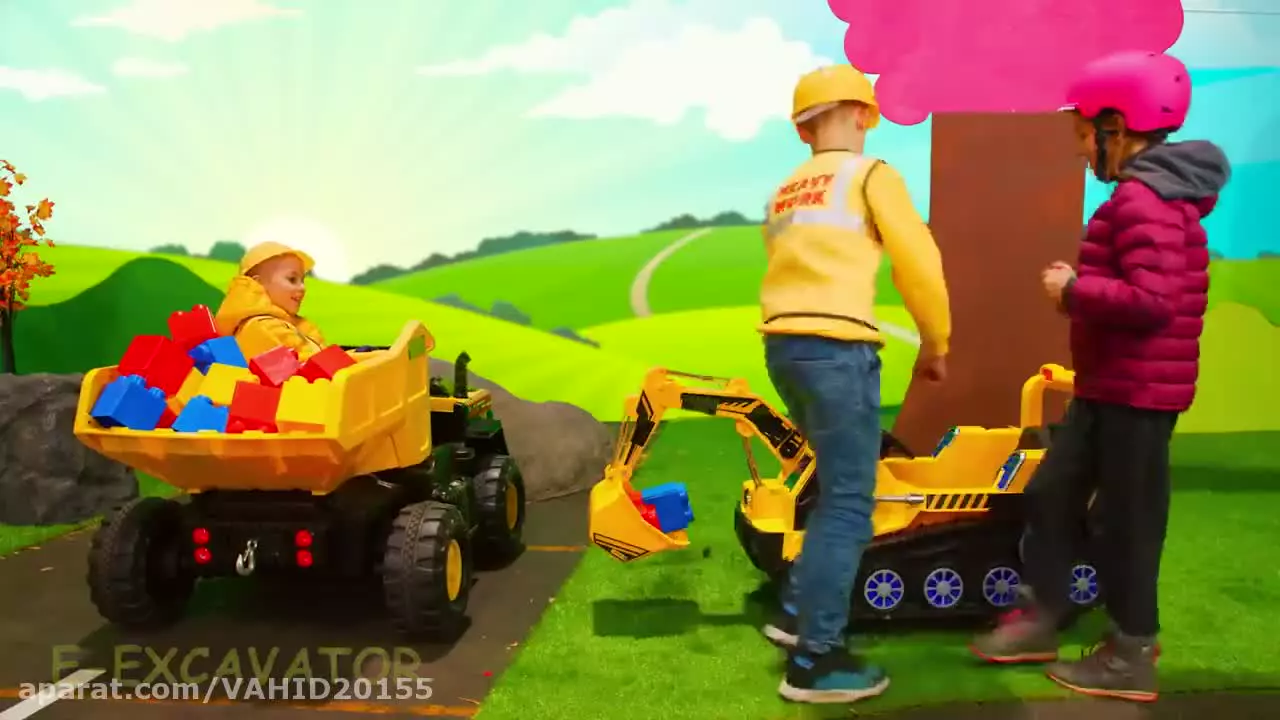 بازی بچه ها با ماشین اسباب بازی آمبولانس ، بولدوزر ، جرثقیل ، بیل مکانیکی