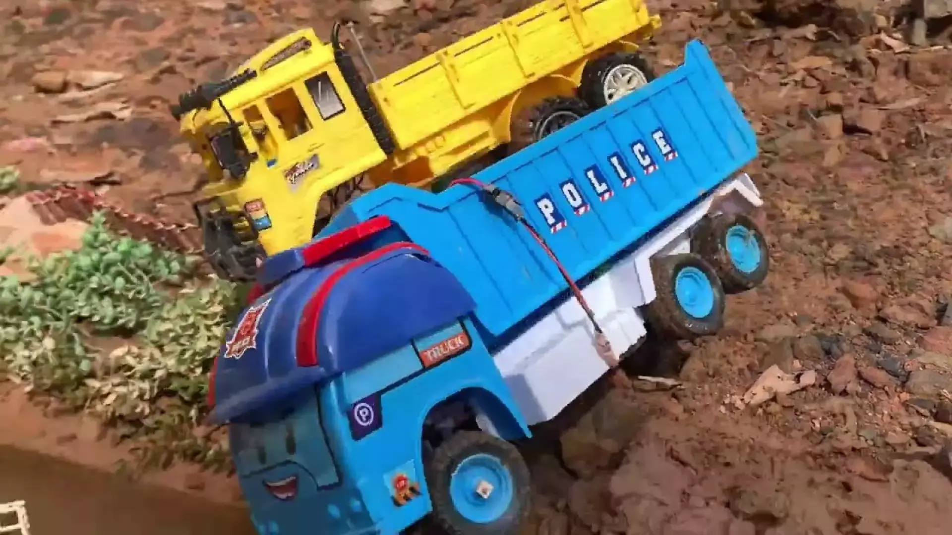 بیل مکانیکی اسباب بازی ، ماشین های پلیس بازی ، بولدوزر داستان های خنده دار
