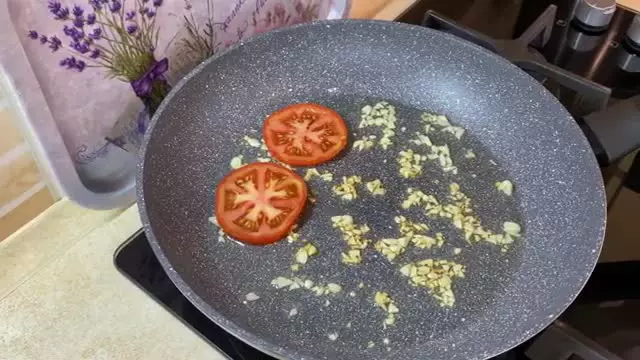 نحوه درست کردن یک غذای آسان و خوشمزه با تخم مرغ ، گوجه و پنیر پیتزا