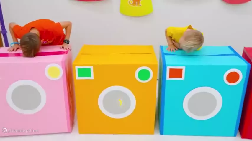 ولاد و نیکی ماجرای بامزه بچه ها و توپ های بازی و زندانی شدن مامان