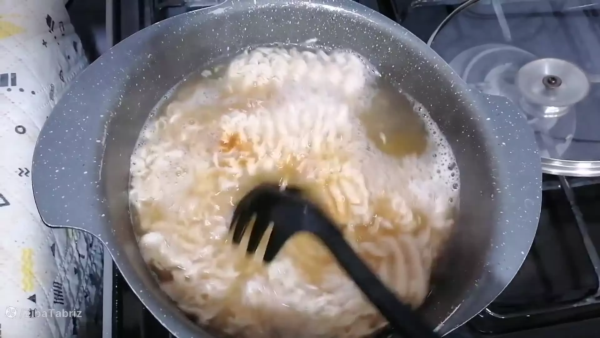 طرز تهیه نودل با گوشت چرخ کرده ( آسان فوری)