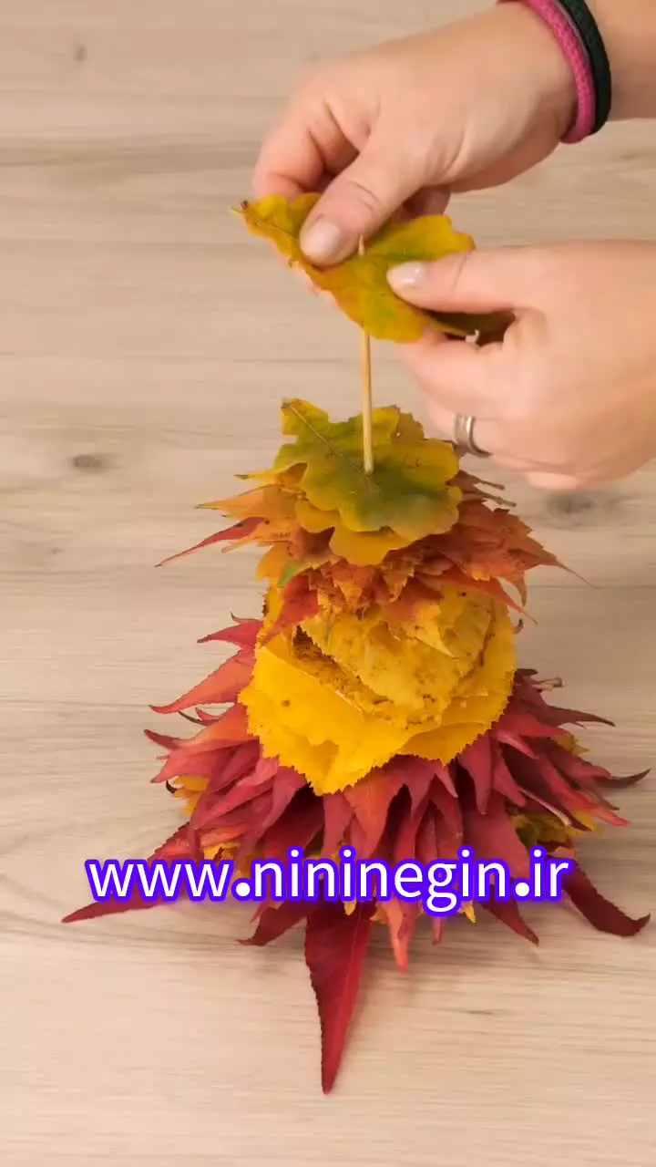 ساخت  آدمک با برگ درختان پاییزی