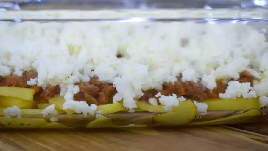 به آسانی گوشت چرخ کرده را روی سیب زمینی ها بریزید!! شام آسان و بسیار خوشمزه