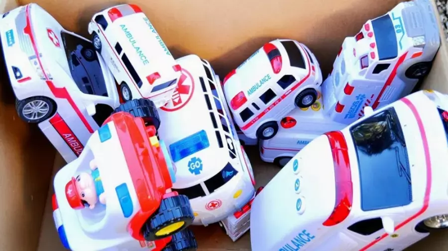 برنامه کودک ماشین بازی | جعبه پر از مینی‌کارهای آمبولانس | ماشین پلیس جدید