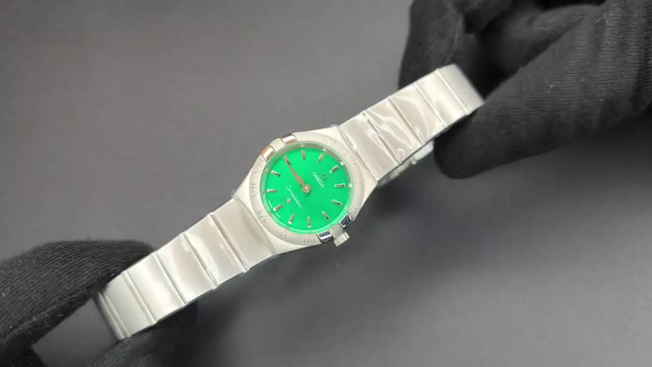 ساعت زنانه امگا کانسلیشن لوکس آویز