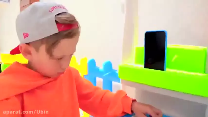 برنامه کودک ماشین بازی کودکانه با سنیا : حمل بار با کامیون و استخر توپ