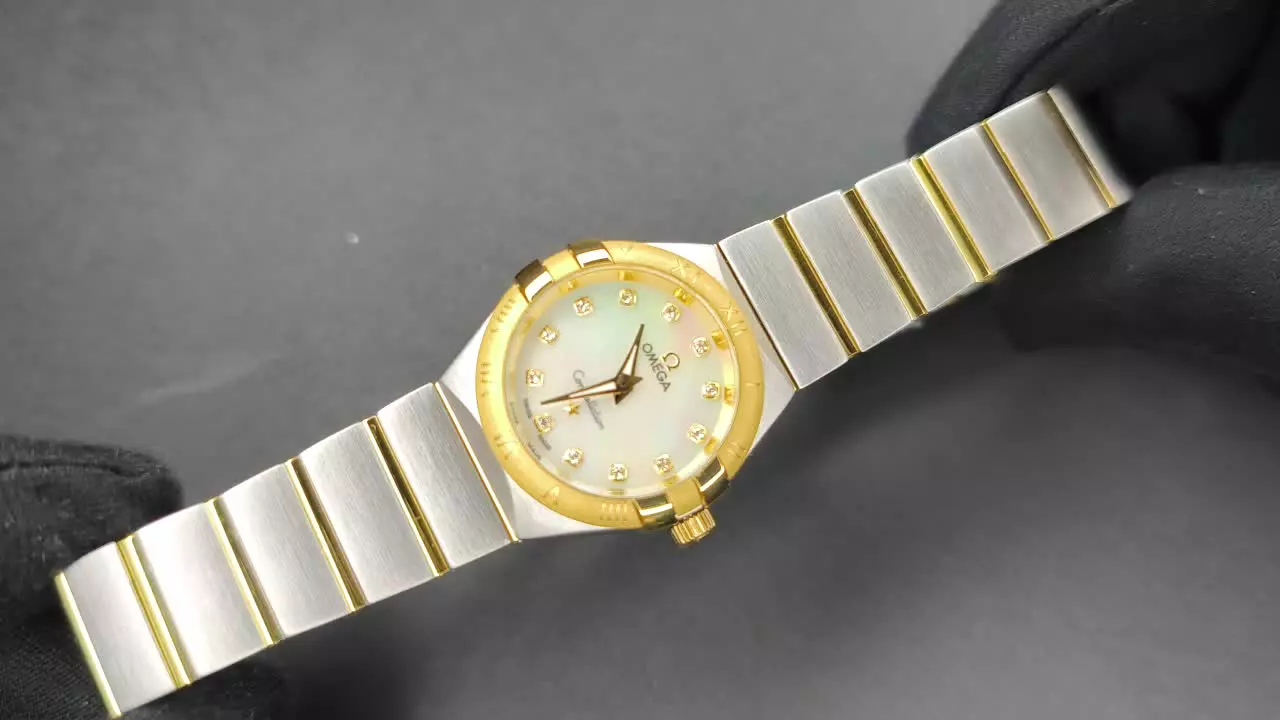 ساعت زنانه امگا کانسلیشن لوکس آویز