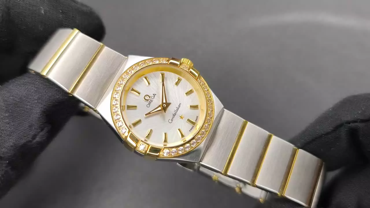 ساعت زنانه امگا کانسلیشن لوکس آویز