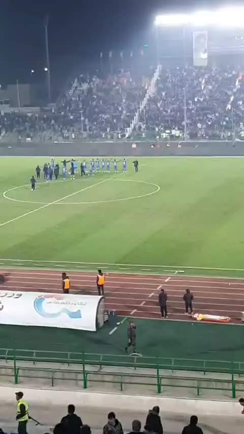 تشویق ایسلندی هواداران استقلال همراه با بازیکنان