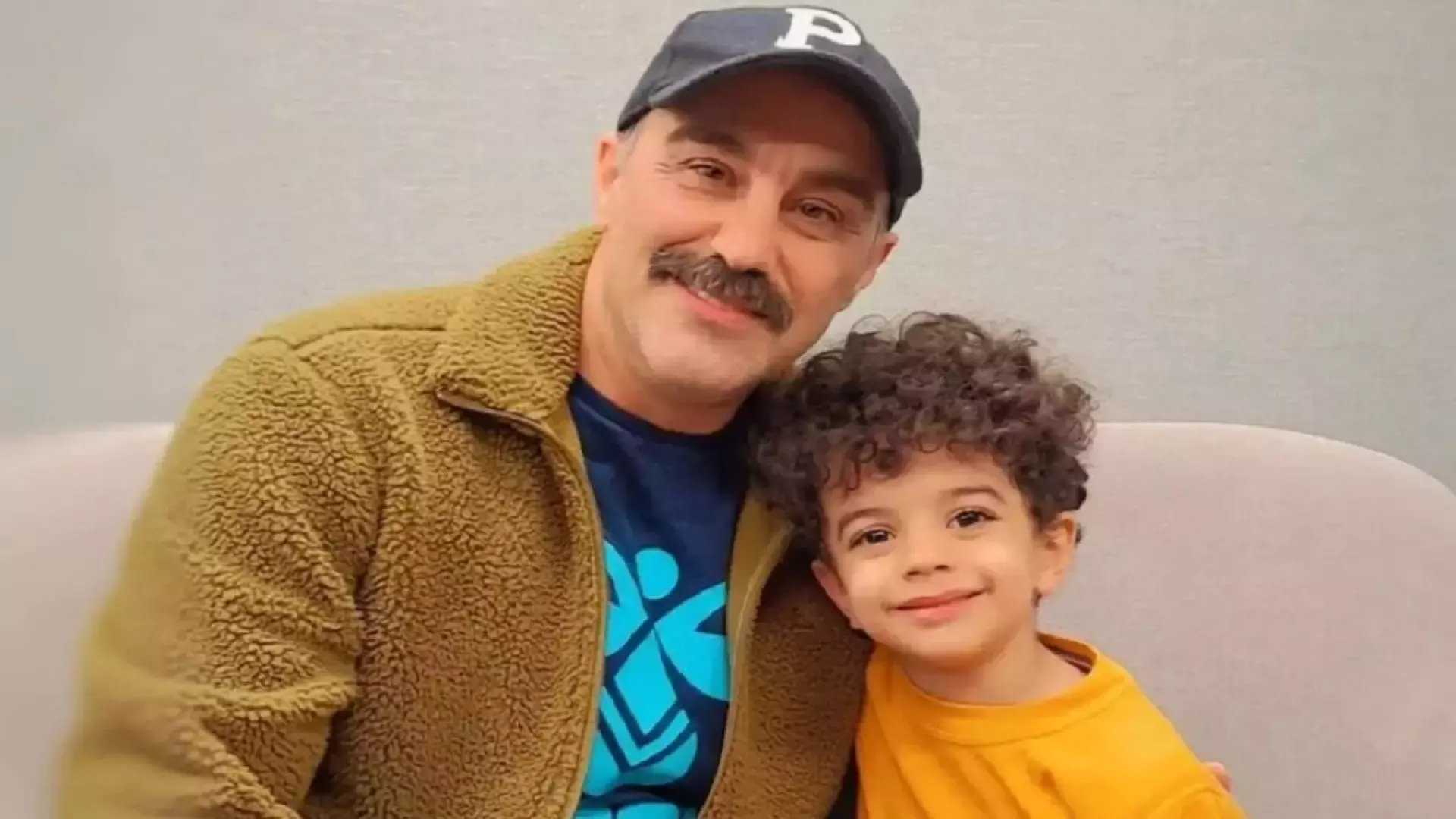 سالار معمولی در حال خواندن آواز مازندرانی در پشت صحنه پایتخت