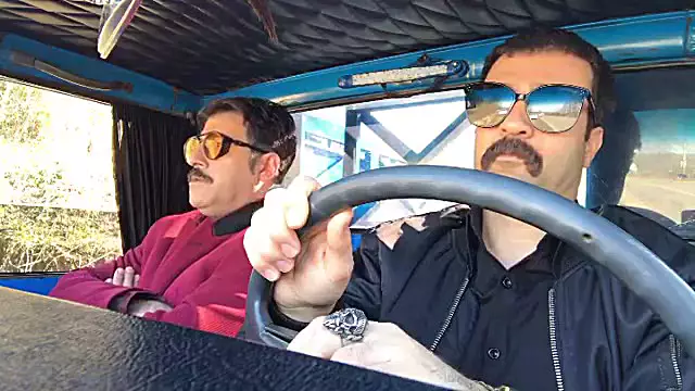 پشت صحنه(پایتخت۶) ارسطو و رحمت پشت فرمون نیسان آبی آهنگ گوش میدن