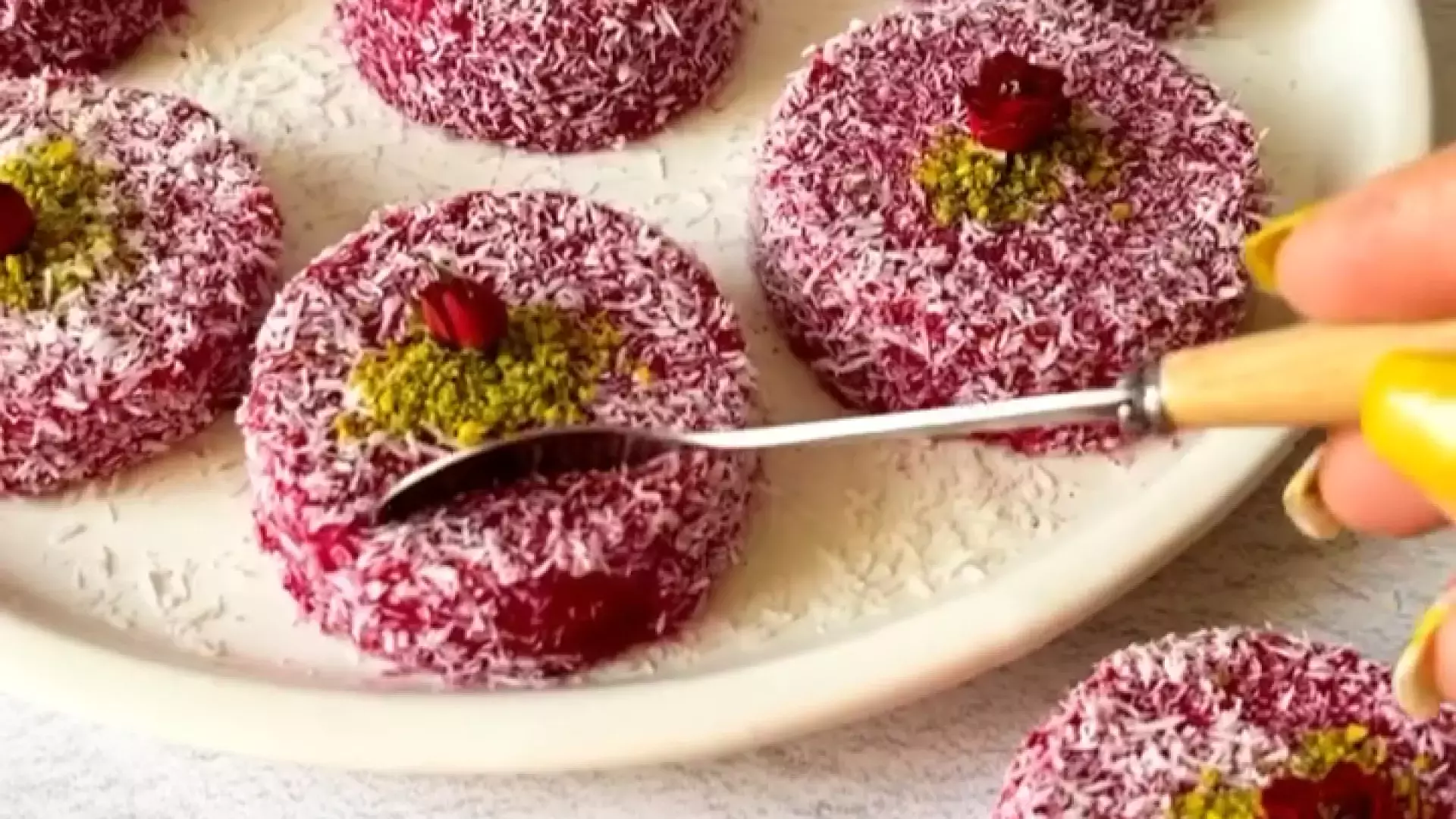 یلدا را با دسرهای رنگارنگ انار و ژله هندوانه شیرین کنید!