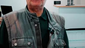 اقبال واحدی مجری تلویزیون و صدا و سیما در مرکز تعمیر دوربین