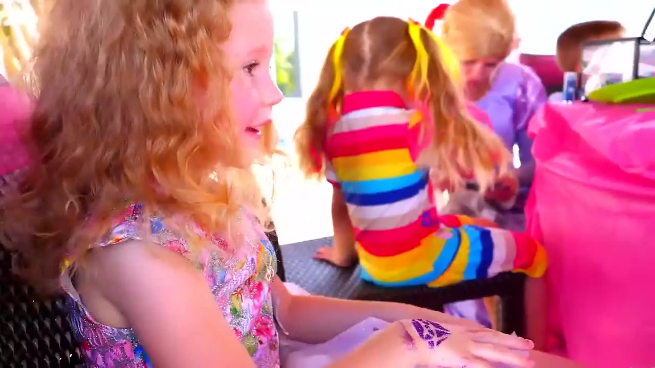 یک روز خاص با ناستیا و بابایی: لحظات شاد با دوستان!