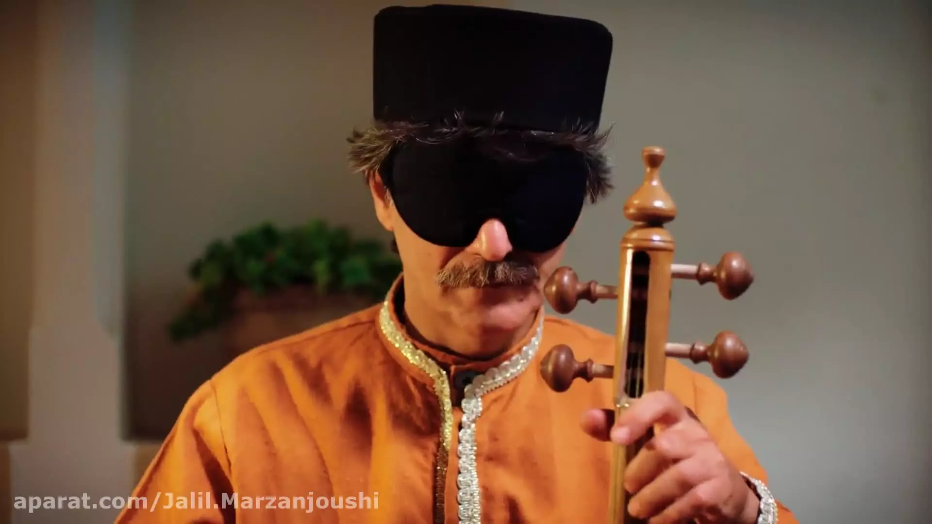 ویدیوی از خوانندگی رضا شفیعی جم در فیلم دم سرخ ها | دانلود رایگان کمدی دم سرخ ها👇