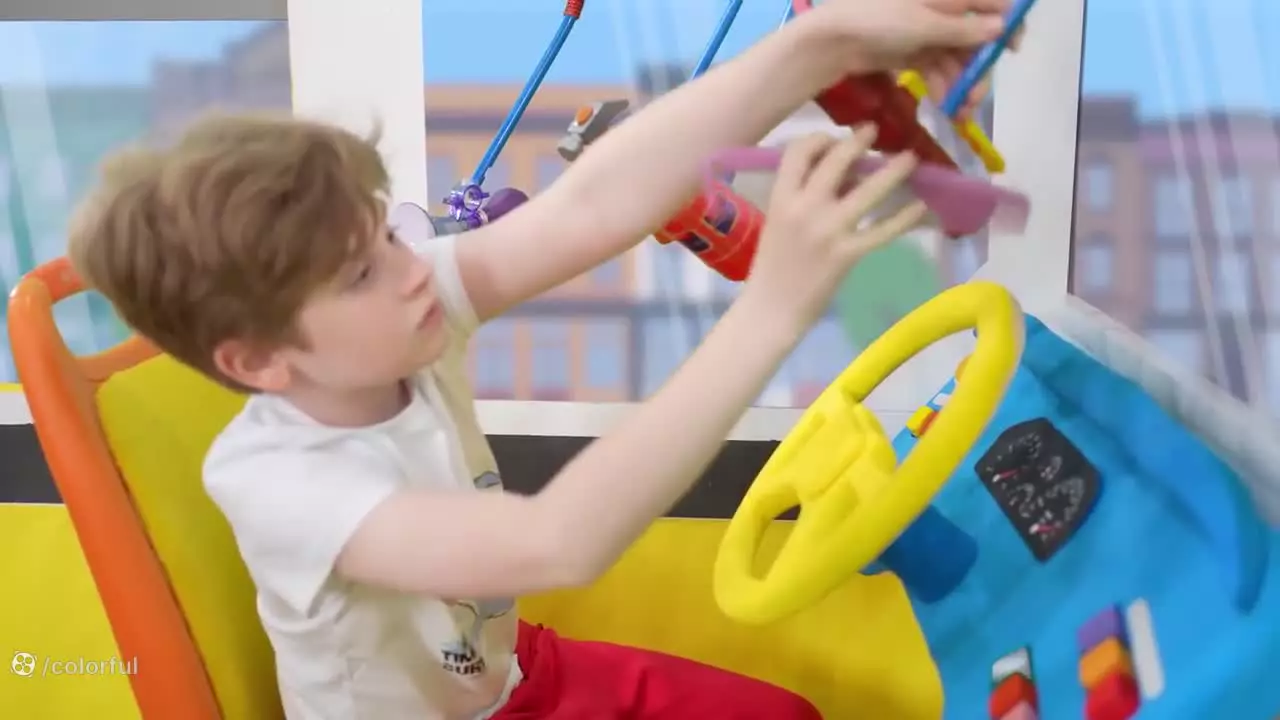 گشت و گذار با آیوا و مامان: سرگرمی‌های پلیس جدید برای کودکان!