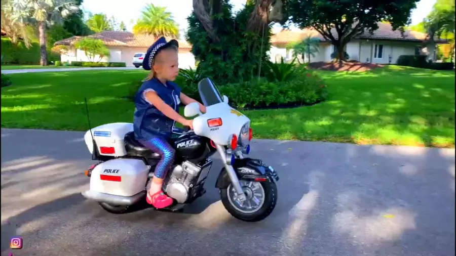 ناستیا با لباس پلیس: ماجراهای هیجان‌انگیز در دنیای قانون!