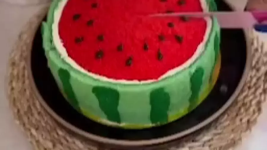 کیک یلدایی به شکل هندوانه: یک دسر جذاب برای شب یلدا