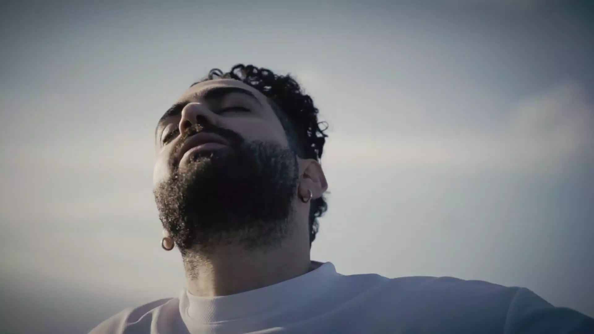 دانلود موزیک ویدیو جدید بهرام به نام آغوش