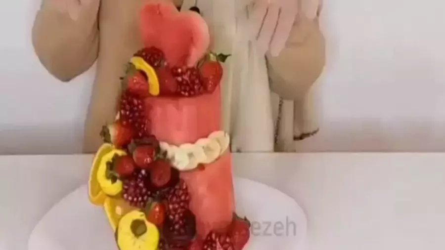 چگونه هندوانه را به شکل کیک زیبا برای شب یلدا تزئین کنیم؟