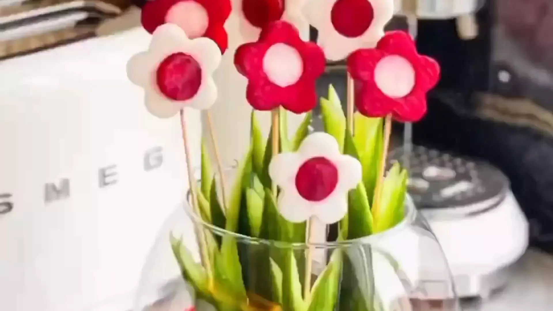 زیبایی‌های شب یلدا: چگونه با گلدان میوه‌ای میز خود را تزئین کنیم؟