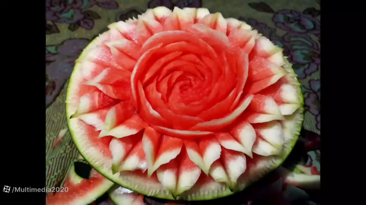 آموزش میوه آرایی: برش هندوانه به فرم گل در شب یلدا