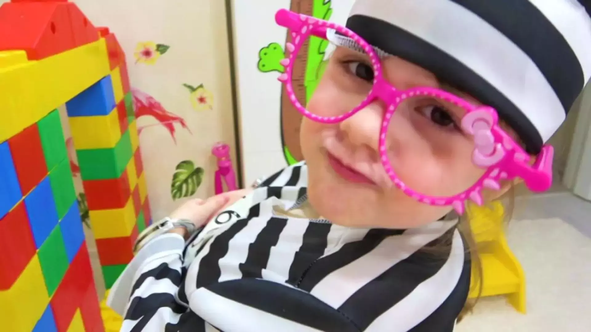 ایوا و مامانی در دنیای اسباب‌بازی‌ها