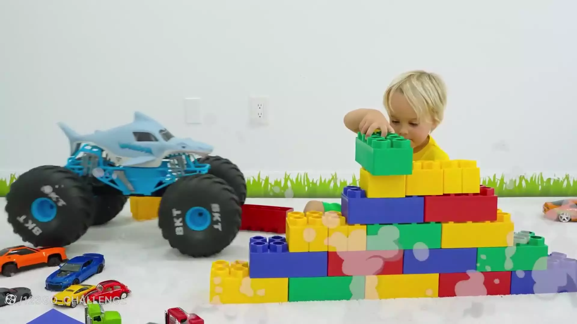 ولاد - ولاد و نیکی - کارتون ولاد و نیکی جدید خنده دار بازی با مامان کودک