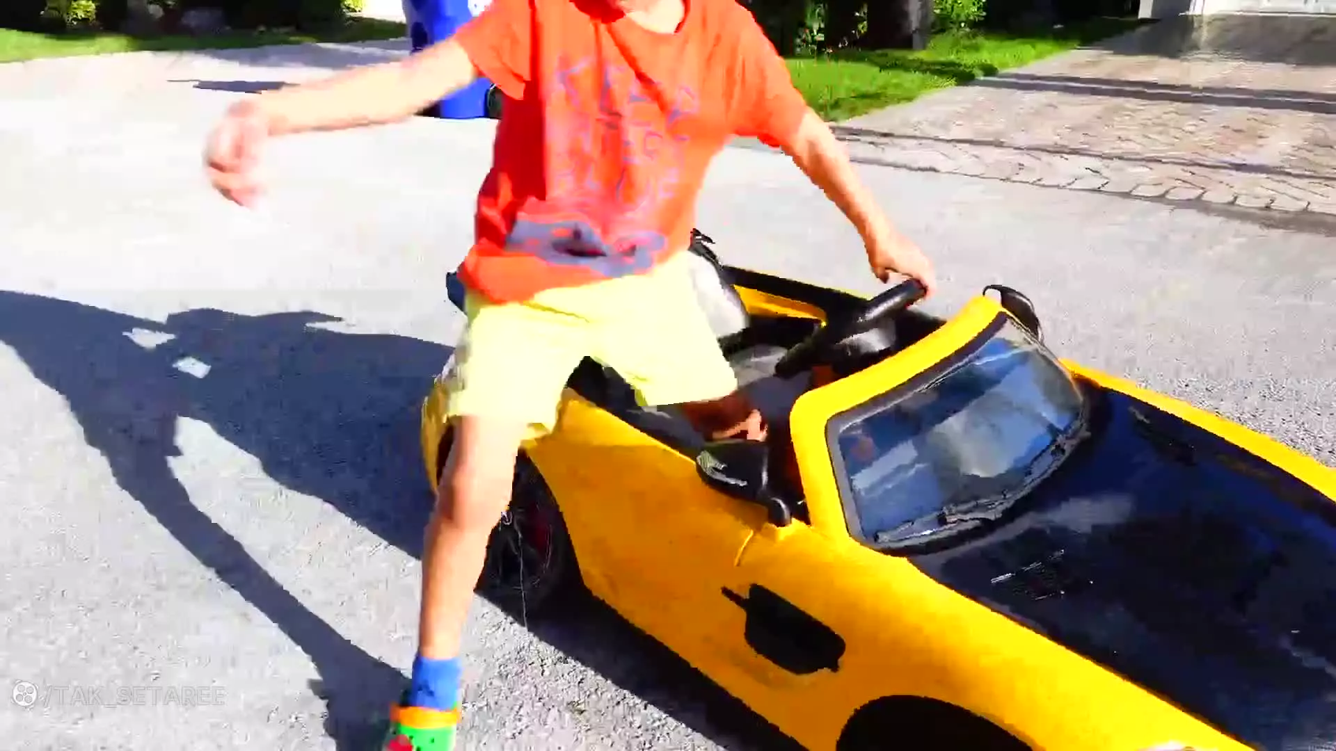 برنامه کودک ولاد و نیکی - ماشین خنده دار اسباب بازی