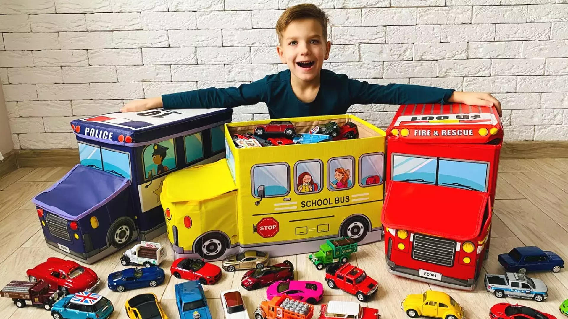 بازی پسر بچه با ماشین اسباب بازی های خنده دار - ماشین بازی کودک