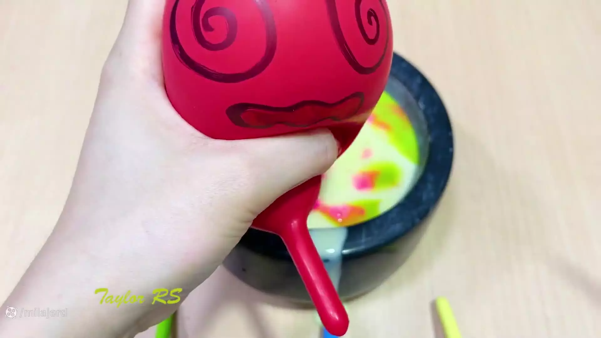 ساخت اسلایم براق با بدکنکهای خنده دار !ویدئوی رضایت بخش