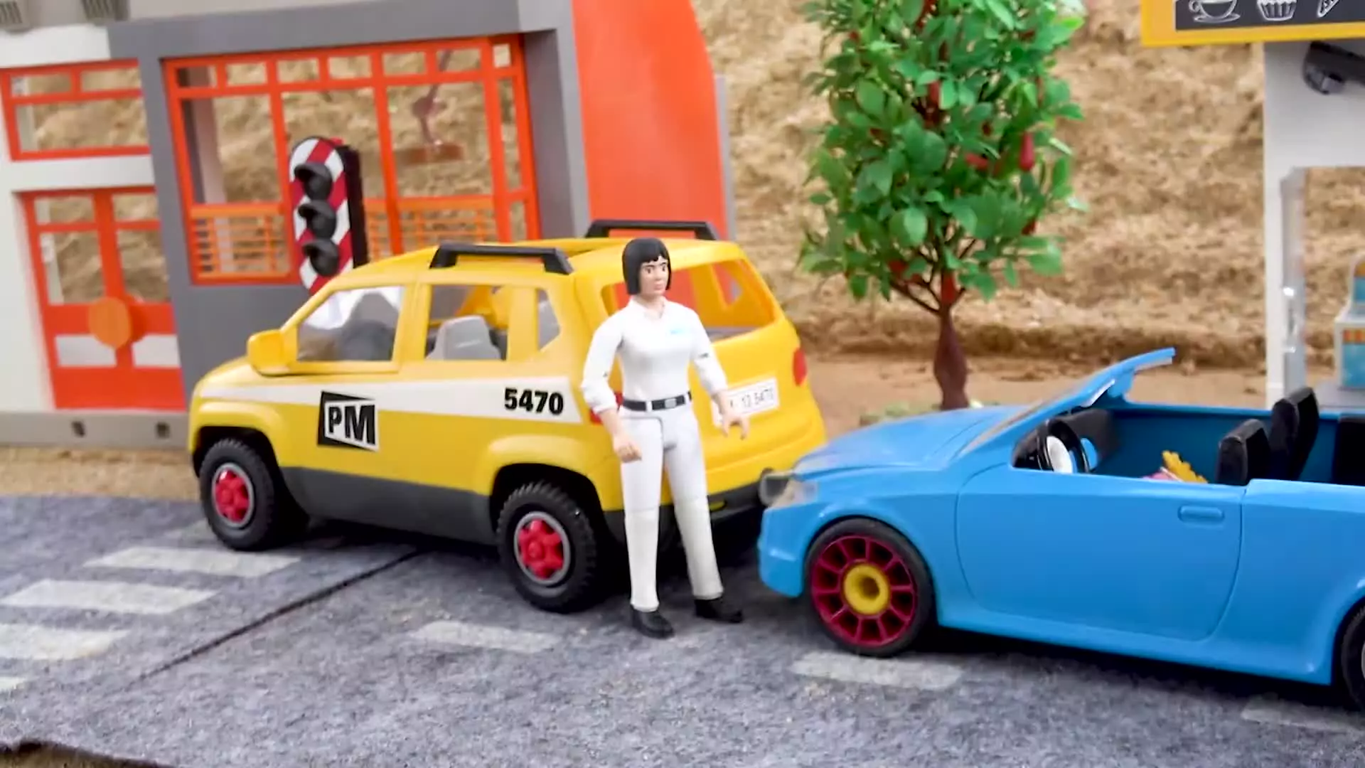 ماشین بازی کودکانه / داستان خنده دار در مورد ماشین اسباب بازی برای بچه ها