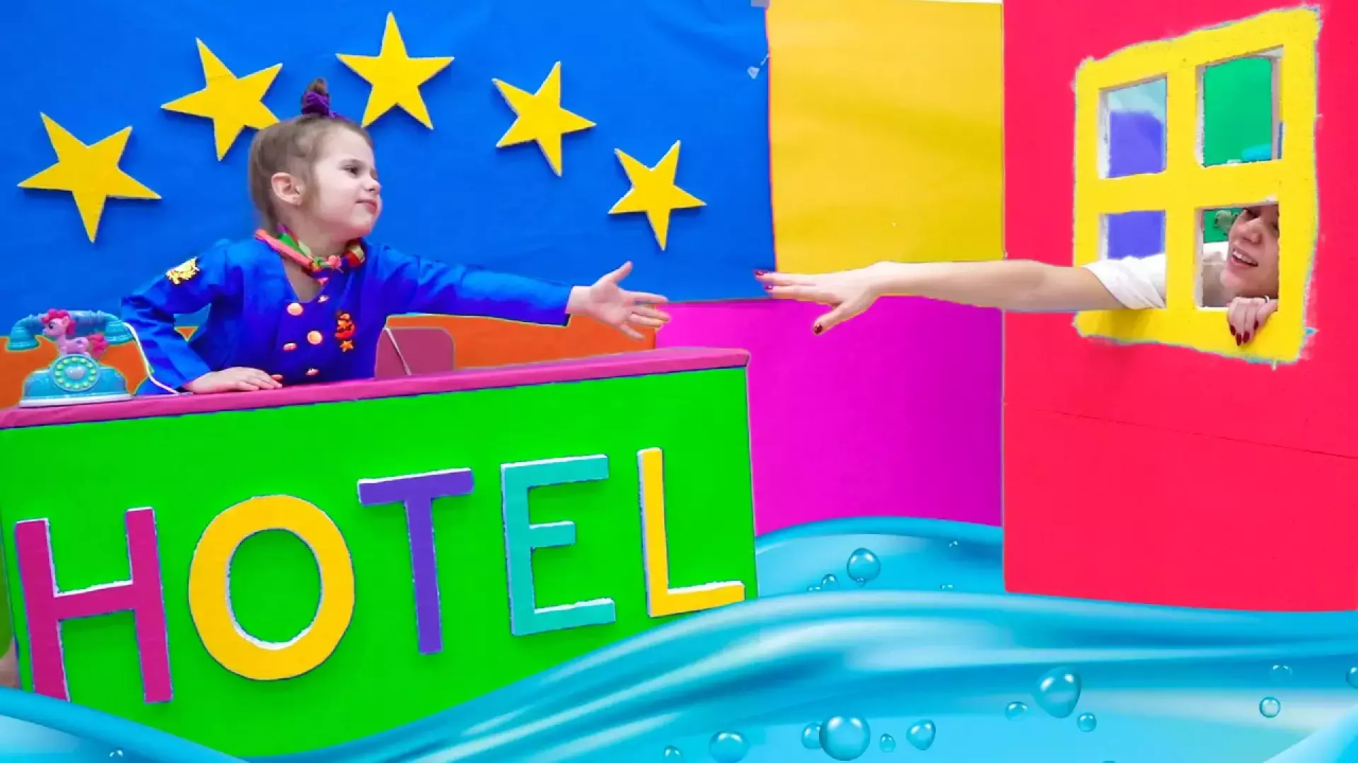 ماجراجویی‌های ایوا و مامان در هتل: بازی و سرگرمی!