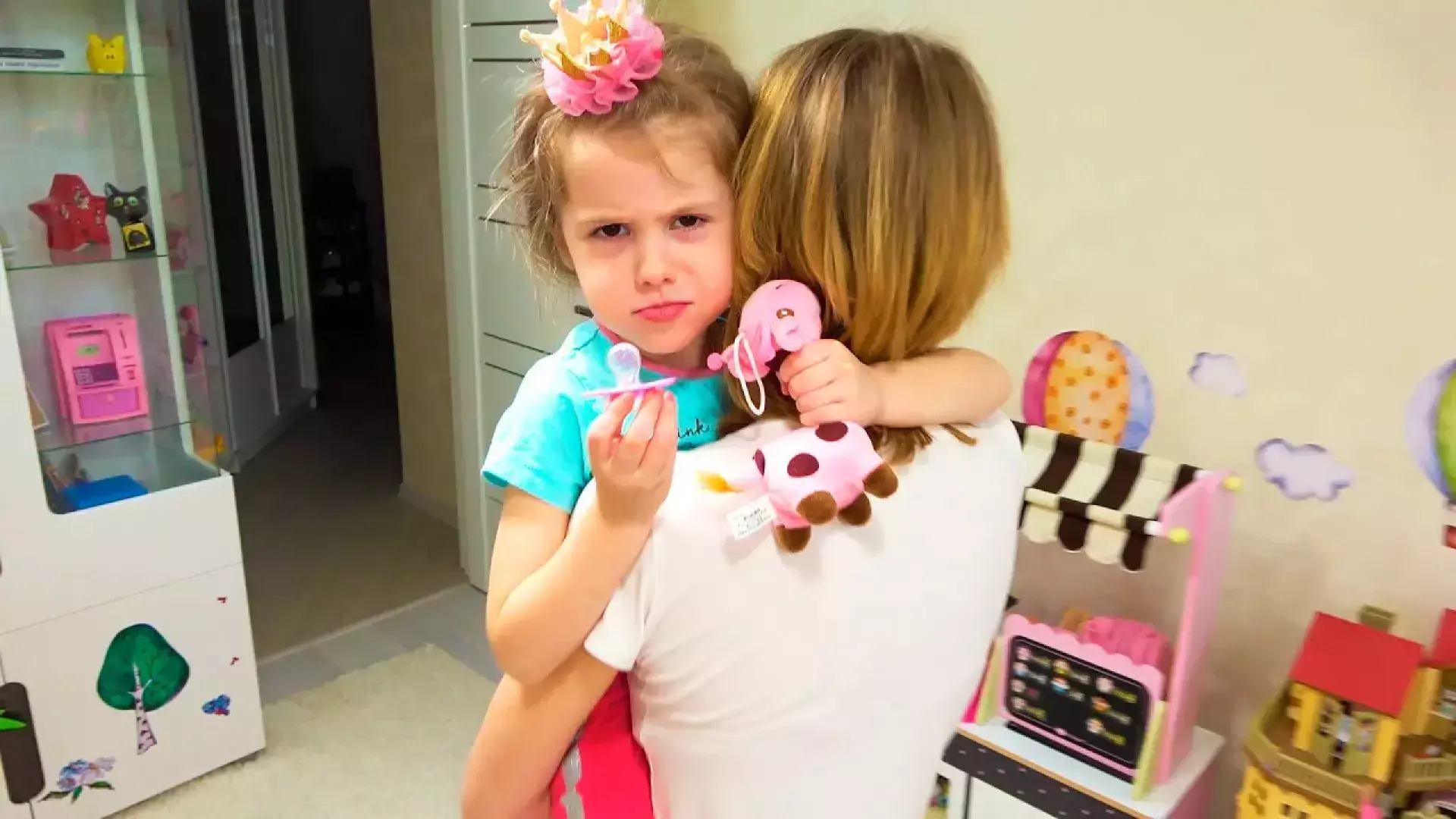 بازی‌های هیجان‌انگیز با ایوا و مامان: ماجراجویی‌های پرنسس کوچک!