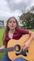 گیتار زدن در طبیعت