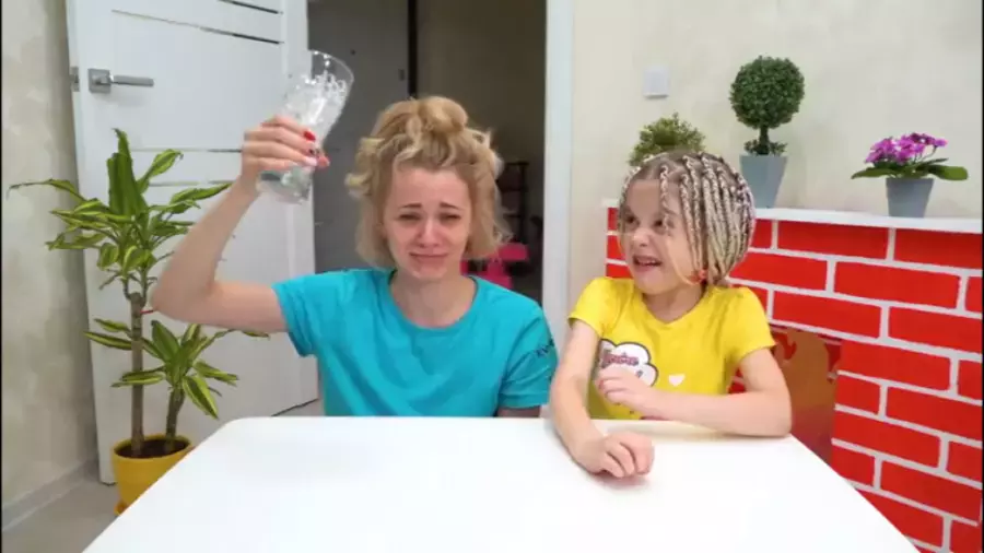 ایوا و مامان در چالش پاپ ایت: سرگرمی و خلاقیت برای بچه‌ها