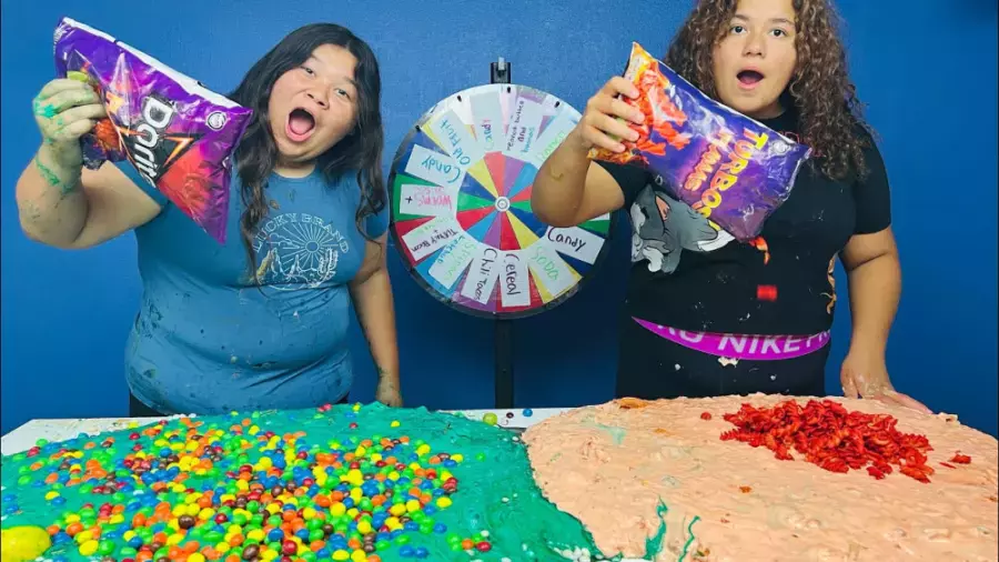 چالش غذاخوری مری و ایزی | چالش افزودن غذا و خوراکی به اسلایم