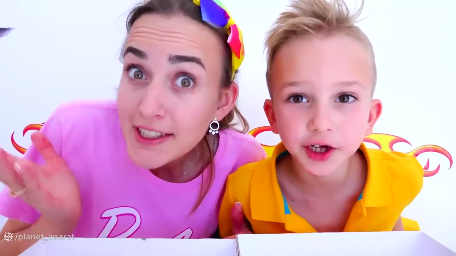 سرگرمی کودک - برنامه کودک ولاد و نیکی - چالش شکلاتی خنده دار - سرگرمی