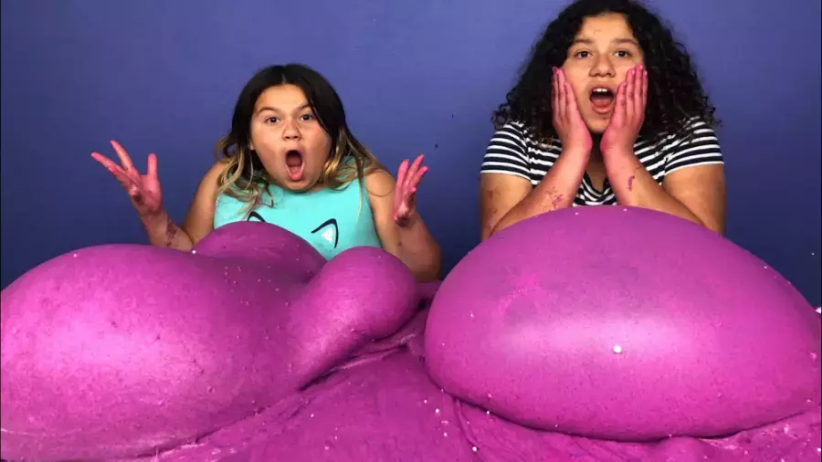 ماجراجویی در دنیای اسلایم: ساخت اسلایم صورتی بزرگ با مری و ایزی!