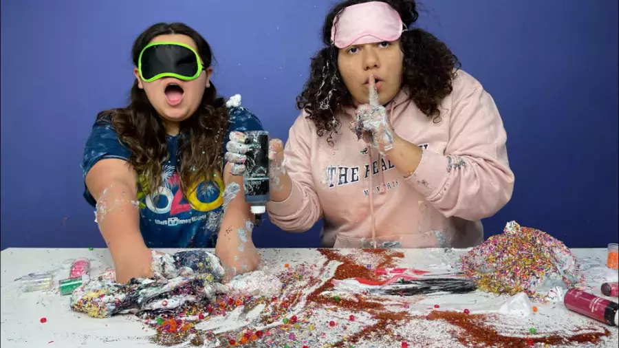 مری و ایزی در یک چالش معجزه‌آسا: اسلایم را با چشم بسته بسازید!