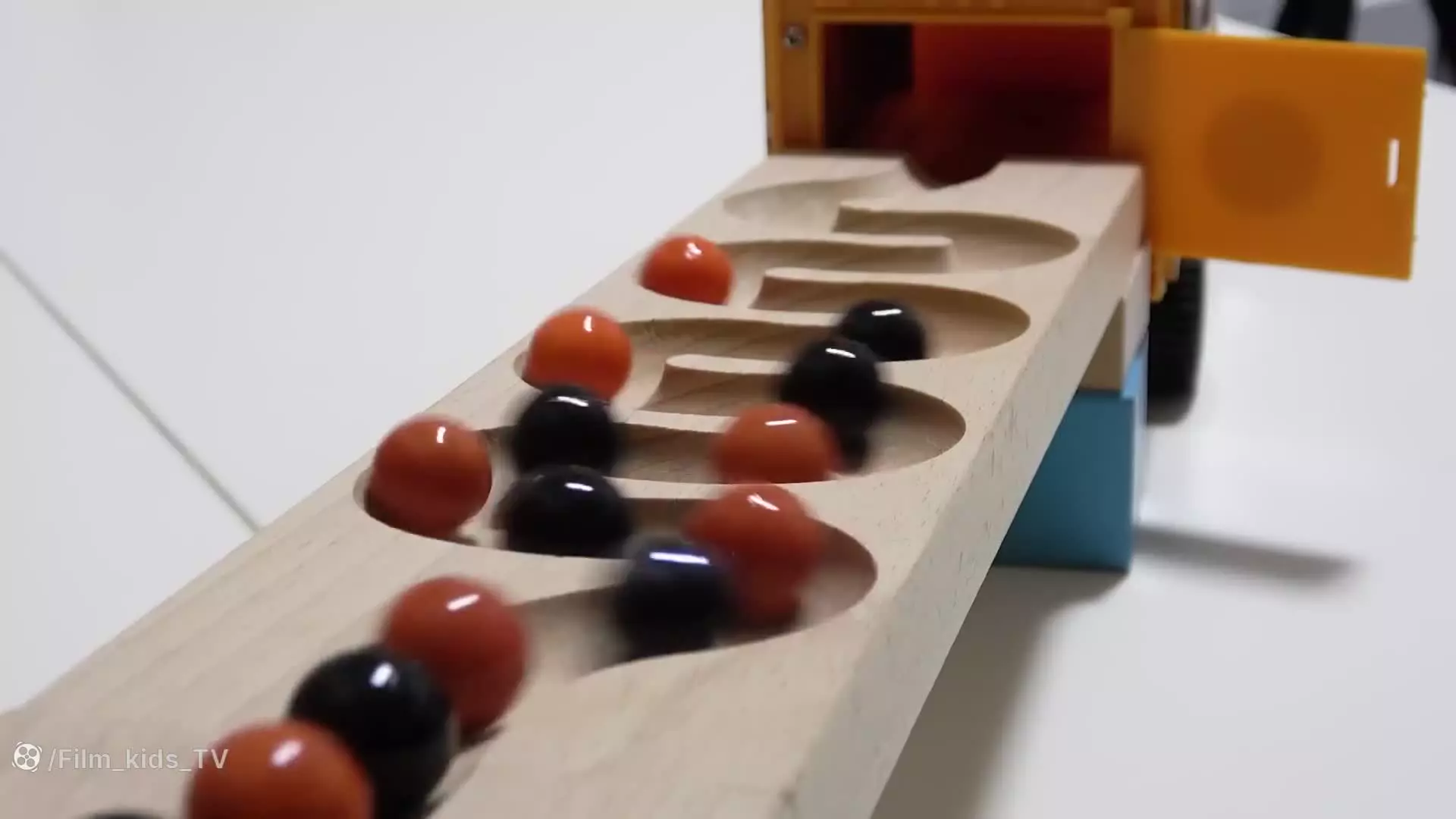 ماشین بازی با تیله های رنگی | ماشین اسباب بازی | ماشین بازی رنگی تیله رنگارنگ