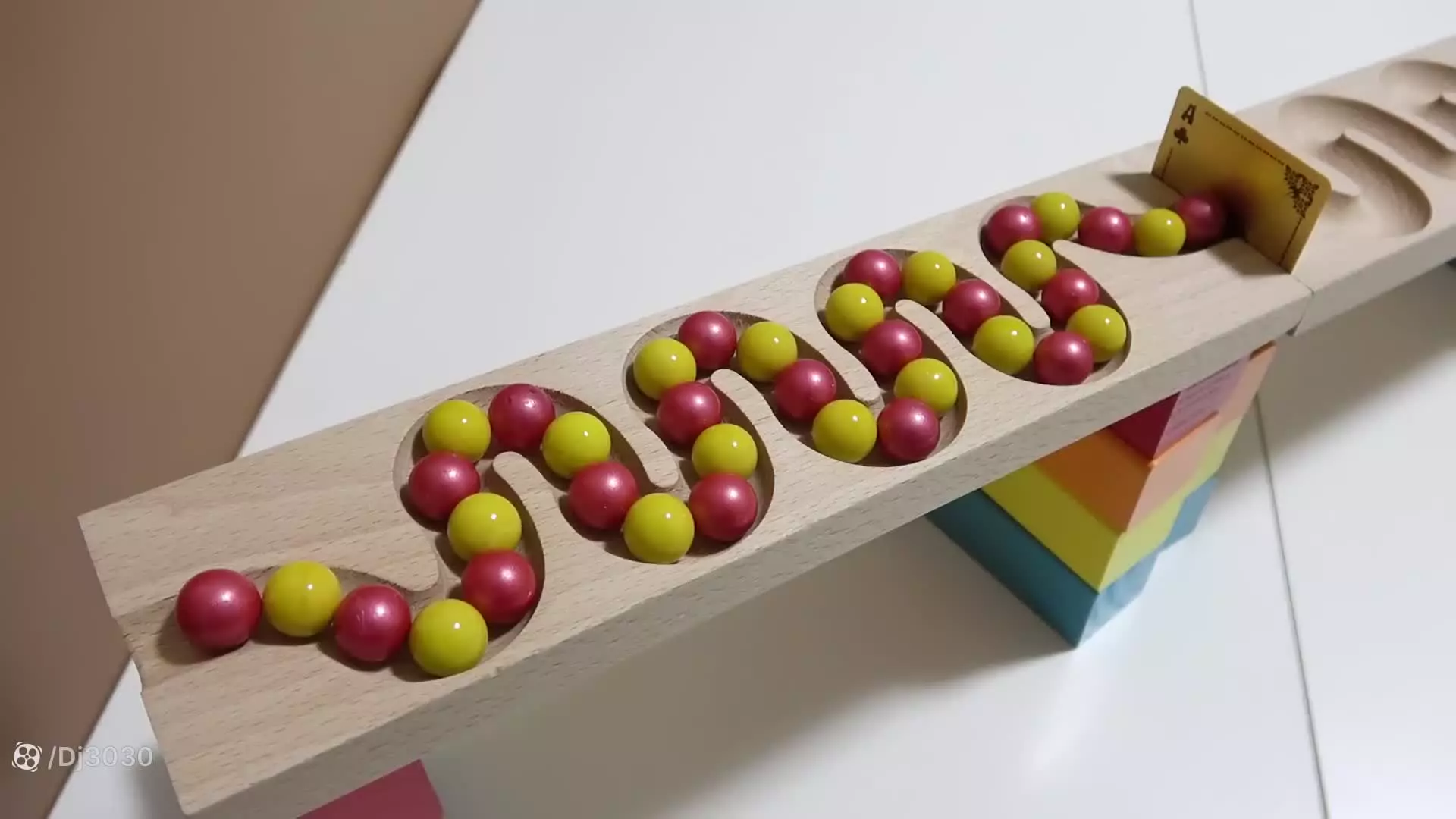 ماشین بازی رنگی ، ماشین بازی تیله های رنگی ، ماشین اسباب بازی