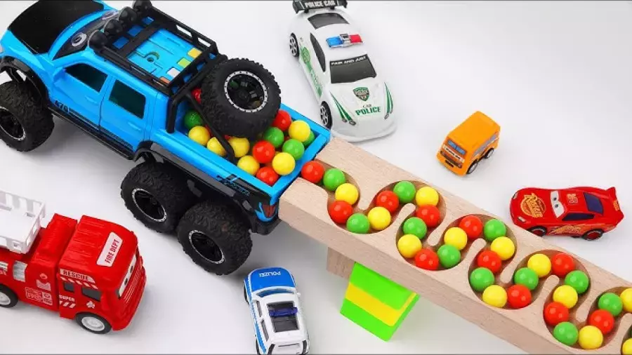 ماشین بازی با تیله ی رنگی ، ماشین بازی رنگی پسرانه ، کلیپ ماشین اسباب بازی