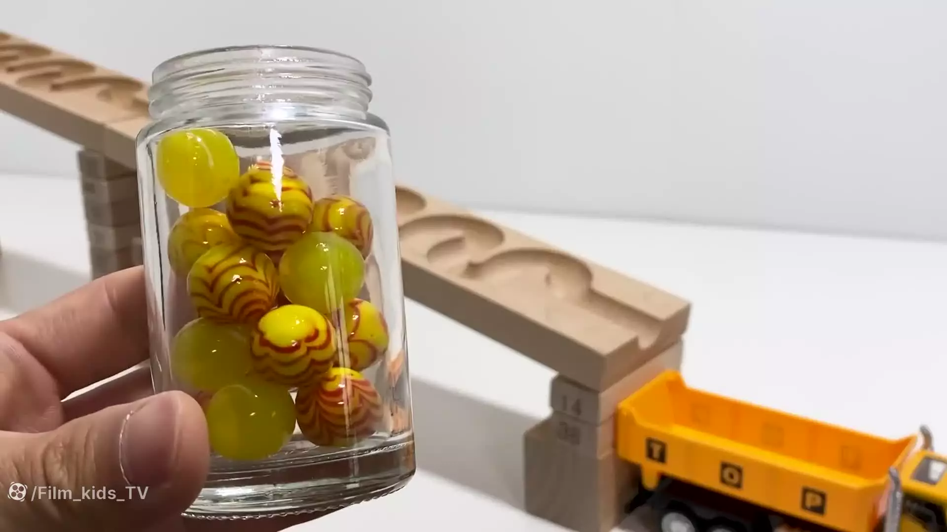 ماشین بازی کودکانه , بازی با تیله های رنگی , بلورهای رنگی , کامیون پر از تیله