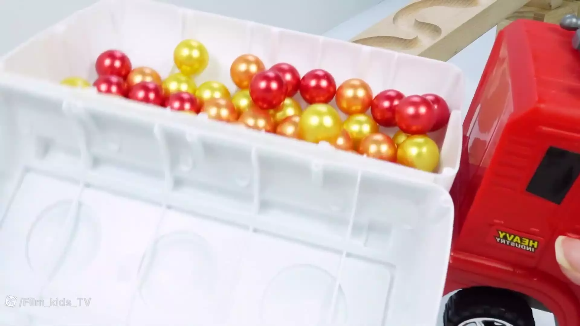 ماشین بازی با تیله ی رنگی ، ماشین بازی ، ماشین اسباب بازی ، ماشین بازی رنگی